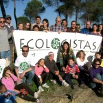 Ecologistas en acción de Bonares realizan una plantación forestal con especies autóctonas.
