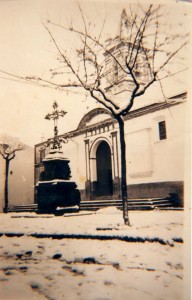 La plaza de la iglesia nevada