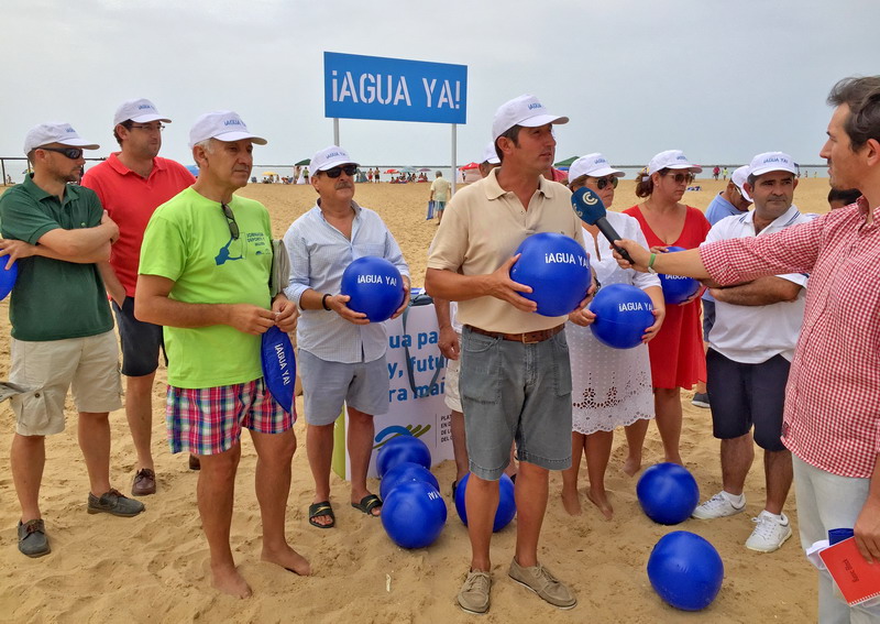 campaña informativa en Mazagón y Matalascañas con el reparto de más de 2.000 balones y gorras