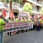 Los trabajadores de Cementos Cosmos se concentran ante la Diputación para que medie ante el Ayuntamiento de Niebla.