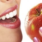 Dentistas recomiendan evitar el blanqueamiento dental con carbón activado.