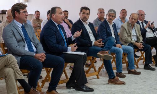 El presidente de la Diputación pregunta ante regantes y alcaldes cuál será el caudal total del nuevo Túnel de San Silvestre