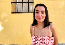 La poeta bonariega Elisa Fernández Guzmán y su primer poemario Foto J.M.