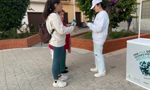La campaña ‘Una Pila de Razones’ llega a Bonares para concienciar sobre la importancia del reciclaje de los residuos de pilas y acumuladores