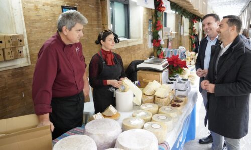 La calidad de los aceites, quesos y conservas de la provincia se dan cita hasta el miércoles en los soportales de Diputación