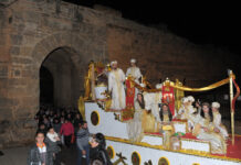 Niebla dará el pistoletazo de salida a la ilusión con la tradicional tirada de golosinas y juguetes desde la Barbacana de su Castillo